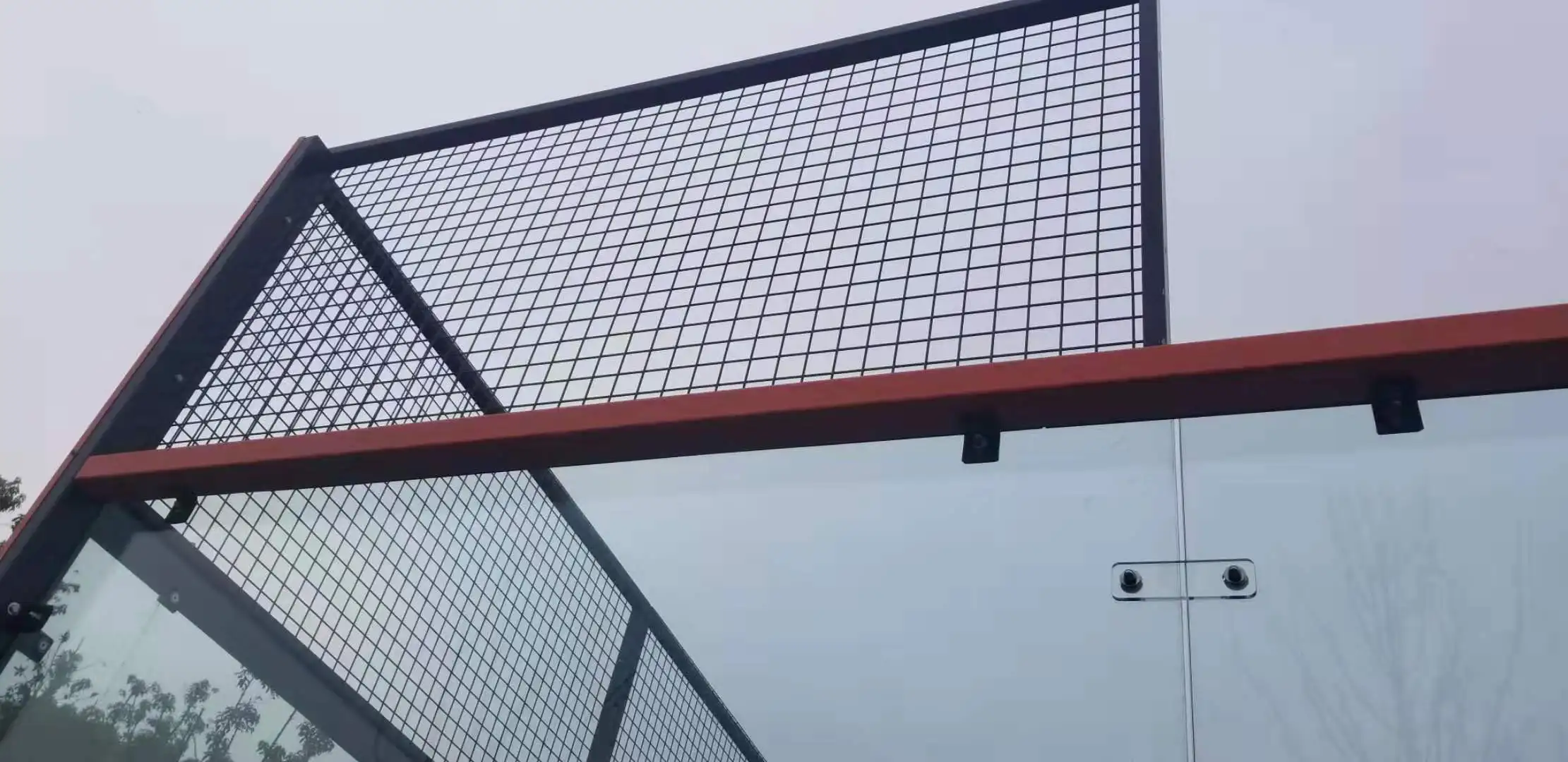 Специально разработанная и производимая уличная панорамная площадка с закаленным стеклом и искусственной травой