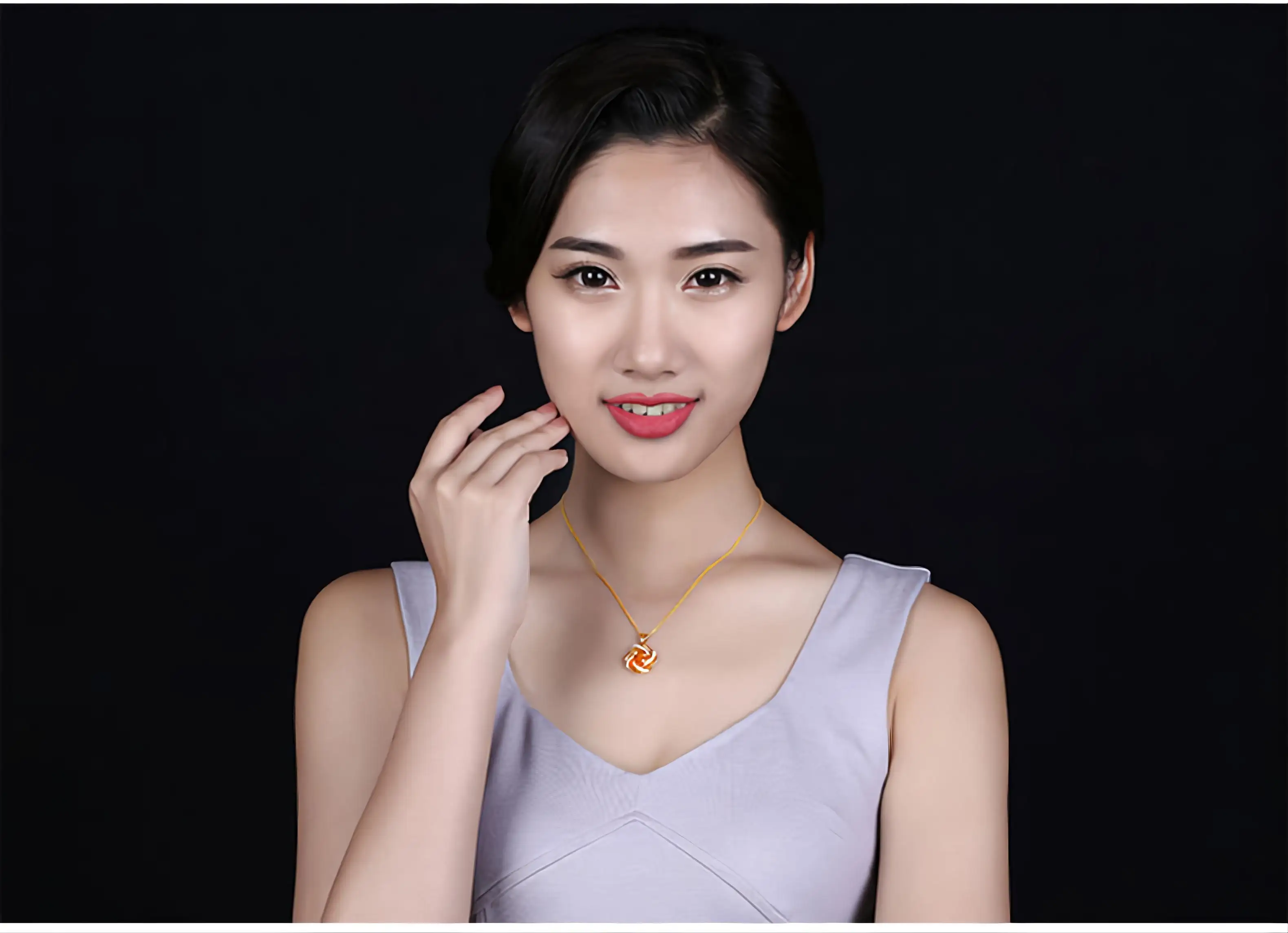DUYIZHAO Jewelry Pendant Necklace Wholesale Female Niche Design Fashion Flower Sapphire Clavicle Chain Accessories