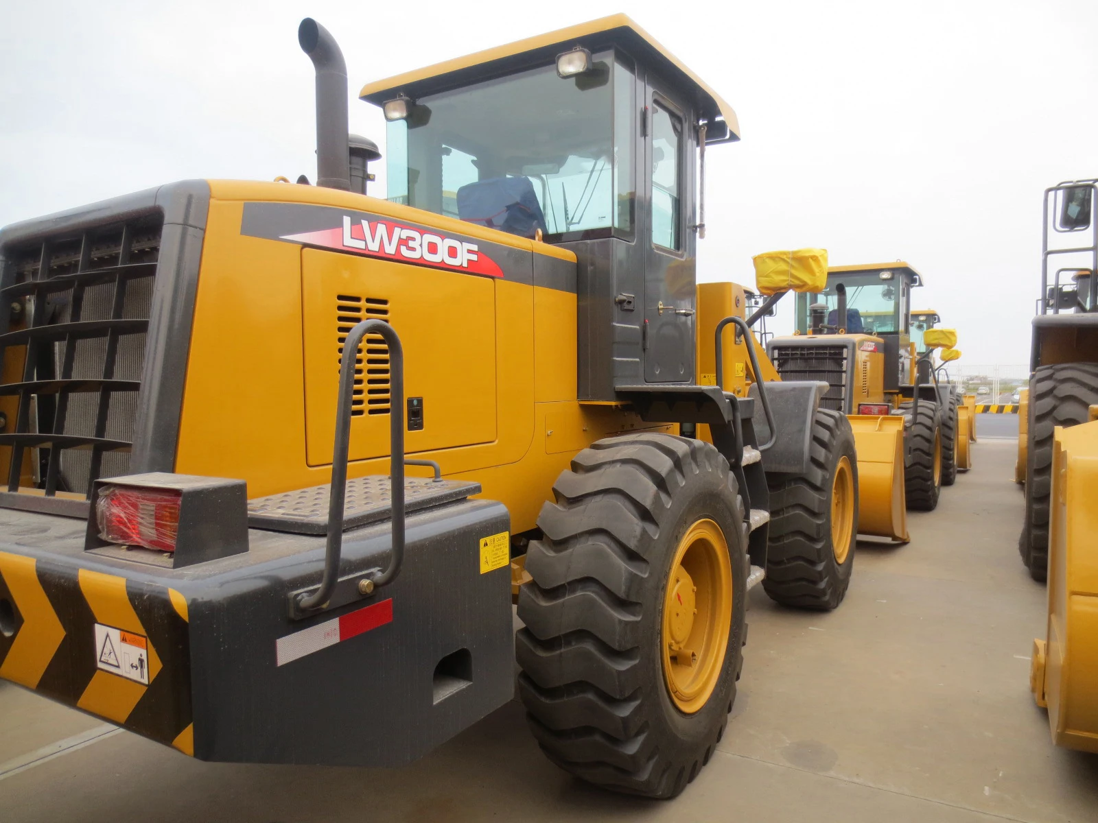Lonking SEM Hyundai Loader 2ton 3ton 5ton loader CDM833 2cbm Wheel Loader with Wood Claw grapple