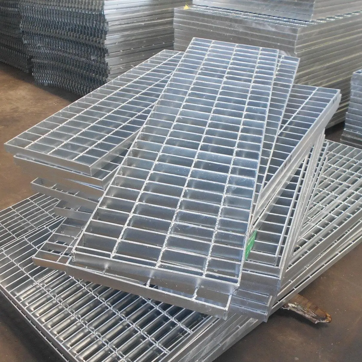 Оптовая продажа сварная оцинкованная стальная решетчатая металлическая рама для напольного использования оптом