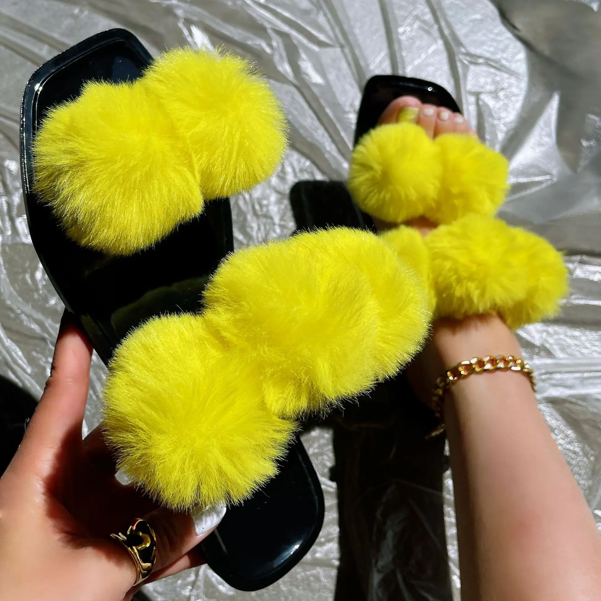 S560 Wholesale 2024 Hot Fashion Fur Slide Slipper Soft Faux Fur Slipper For Women Outdoor Indoor Designer Slippers Sandal