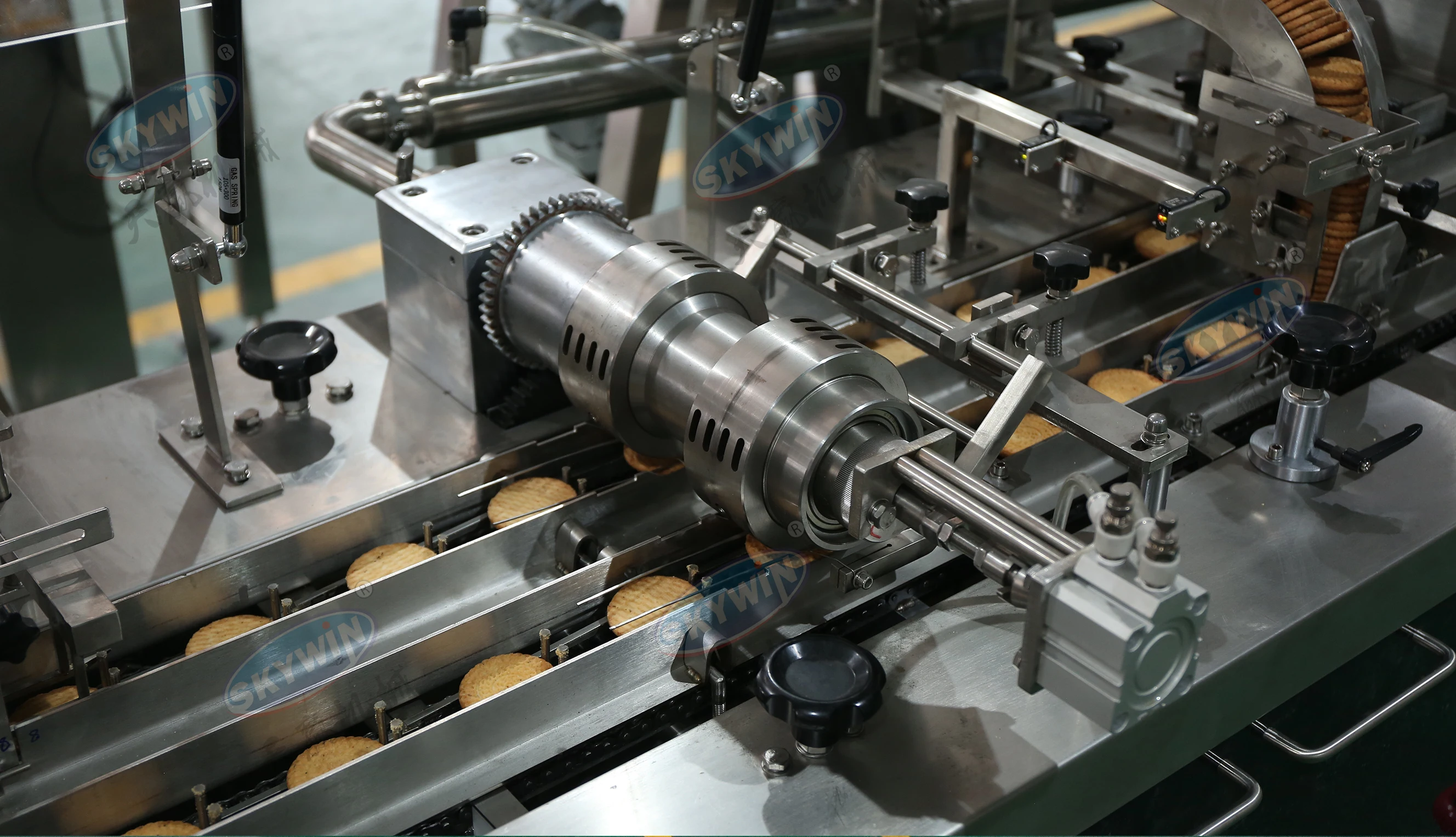 Skywin Industrial High Speed Two Rows Cream Jam Filling Biscuit Cookie Sandwiching Machine With Flow Pack