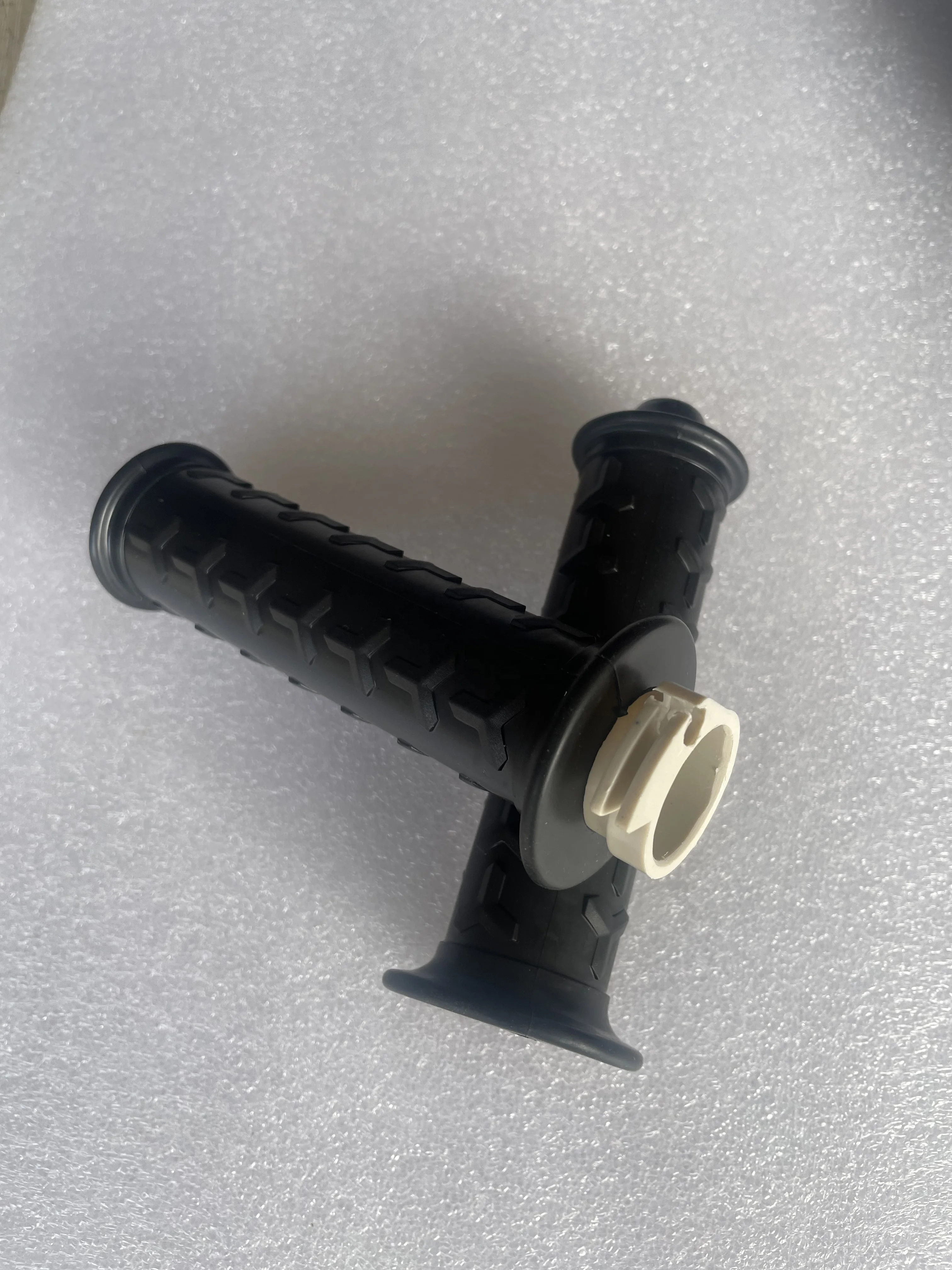 Motorcycle spare parts right handle grip with plastic inside + left rubber part