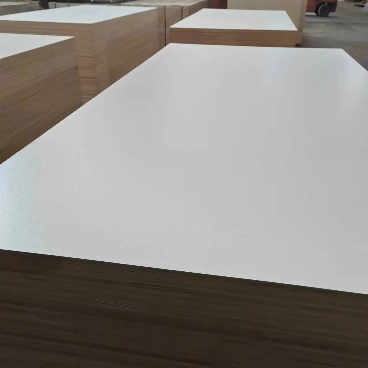 2440 X 1220mm Eucalyptus Melamine Laminated Plywood Phenolic