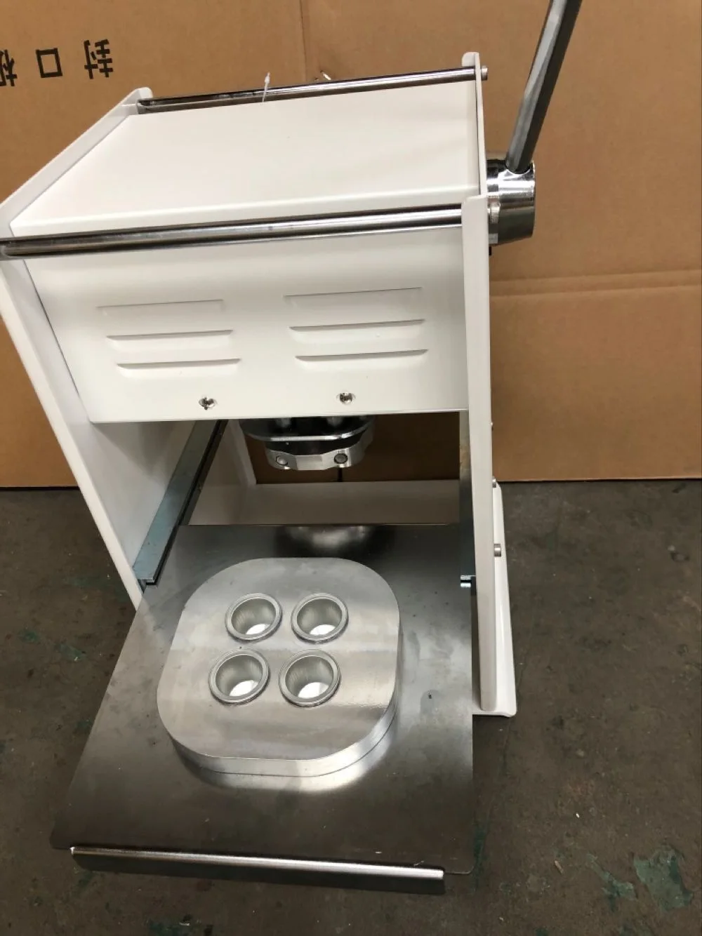 Полуавтоматическая машина для запечатывания и запечатывания капсул кофе