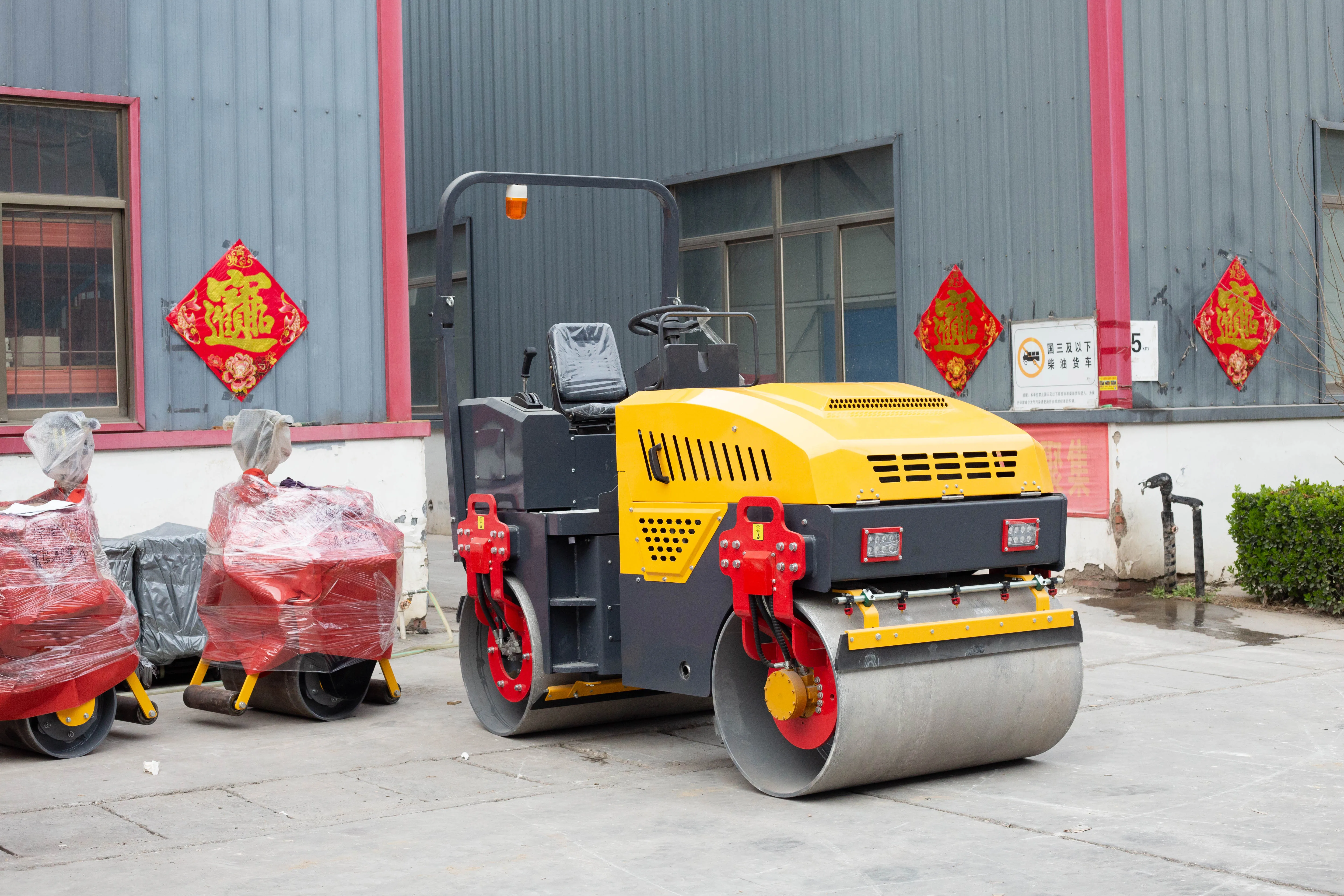 high-efficiency ride on vibrator roller full hydraulic drive double drum vibratory road roller for flattening soil or bricks