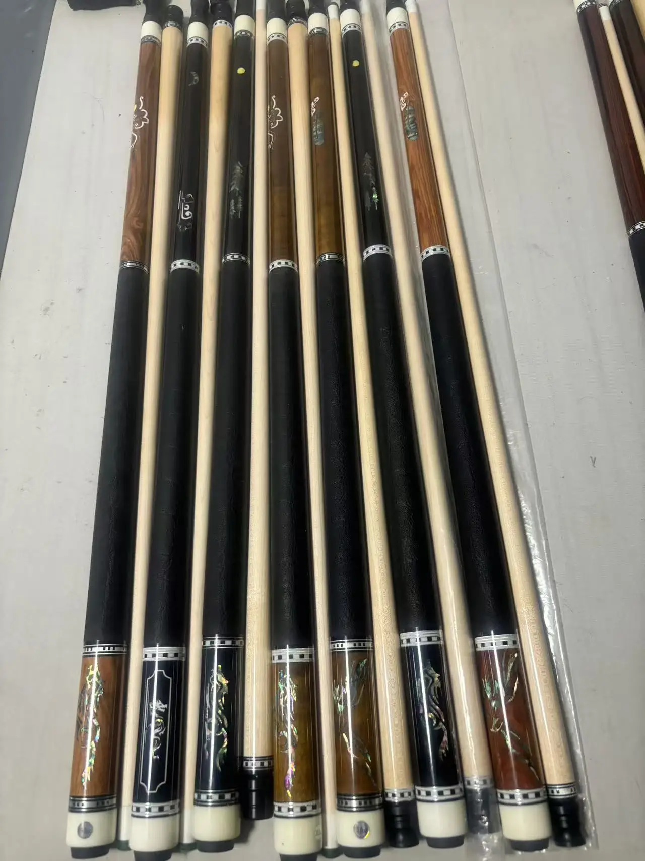 Billiard cues for center billiards with top quality supplied  hot-selling premium handmade ones with real solid wood shafts.