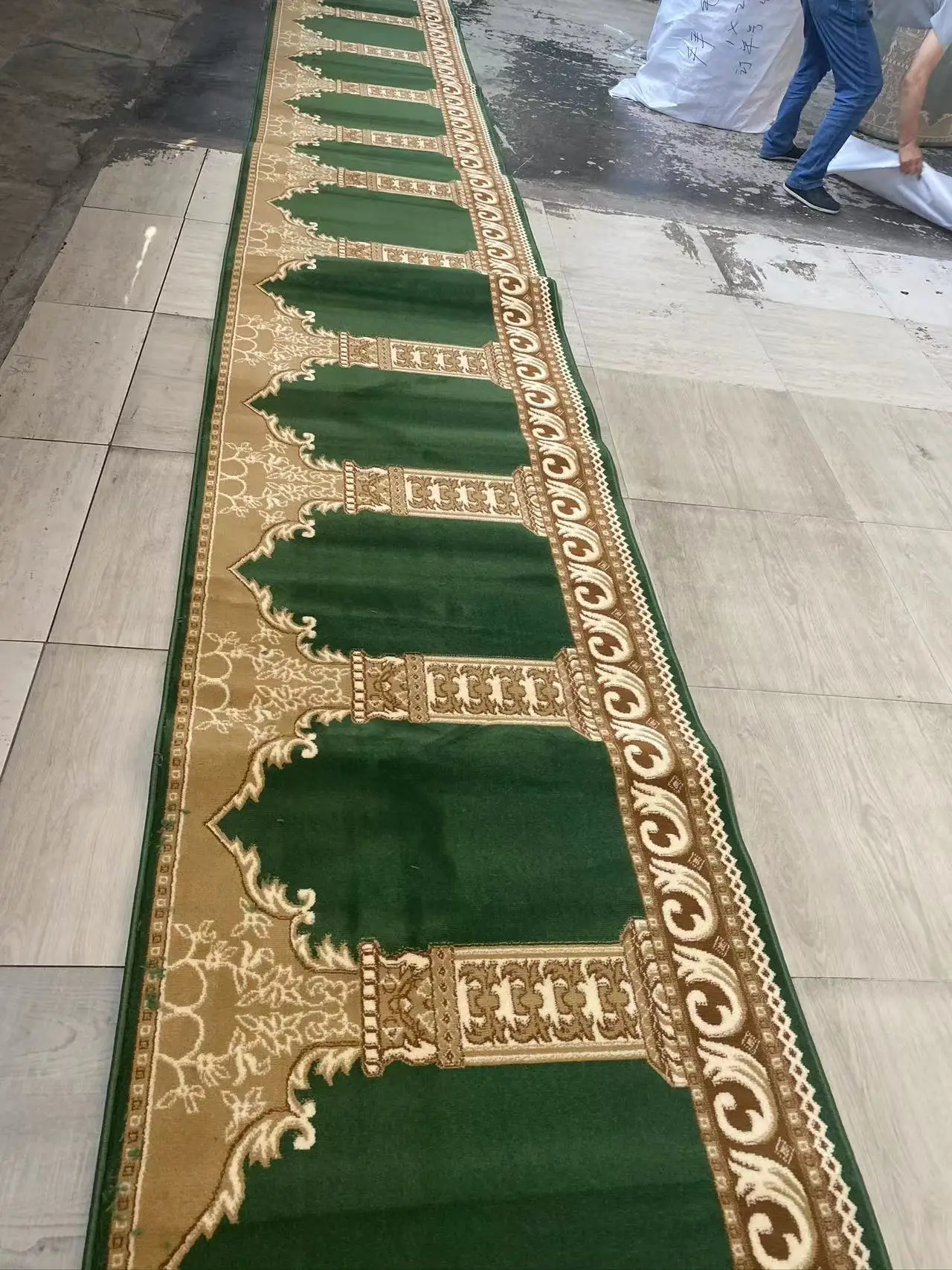 Wilton Comfortable Non-Slip Prayer Mat Easy to Clean Washable Mosque Carpet Jute and Polypropylene Machine Made for Home Use