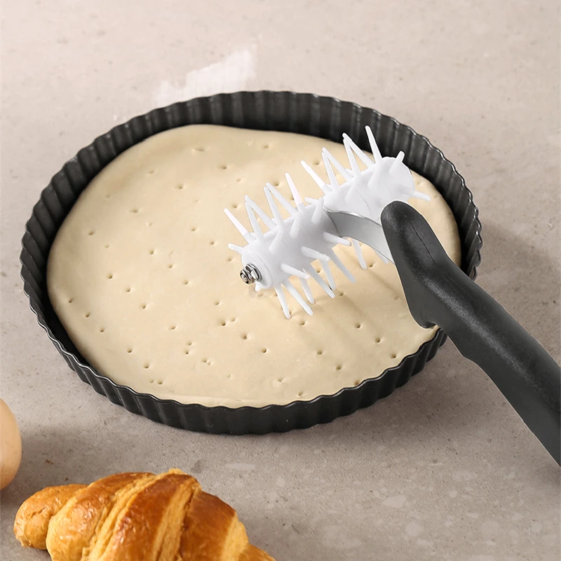 Manjia Baking Kitchen Plastic Pizza Needle Roller ABS Material Tool Hole Puncher for Pizza Crust or Pastry Dough
