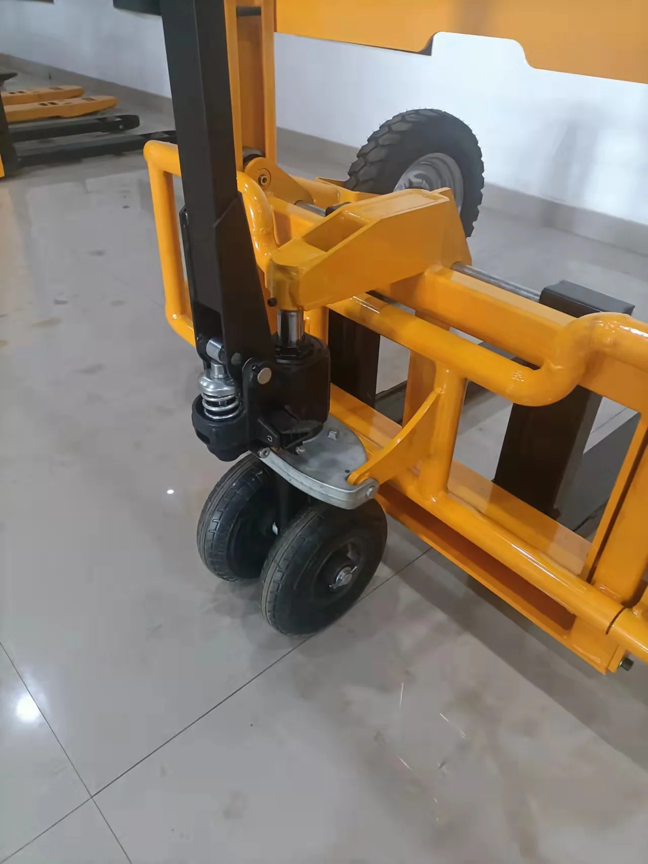 Outdoor rough terrain pallet truck for building site