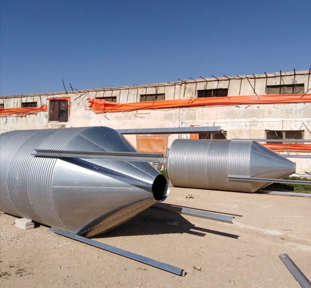 It is easy to observe the leading stability feed tower with double-layer anti-seepage seal