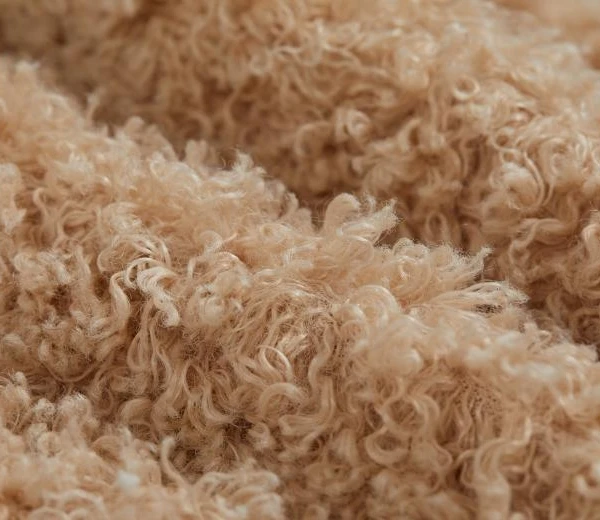 Ткань из искусственного меха коричневого цвета с высоким кудрявым ворсом