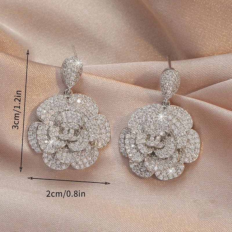 2023 New Style Extravagant Light Flower Earrings Retro Rose Flower Shape Fashion Zircon Stud Earrings Fashion Jewelry Brass