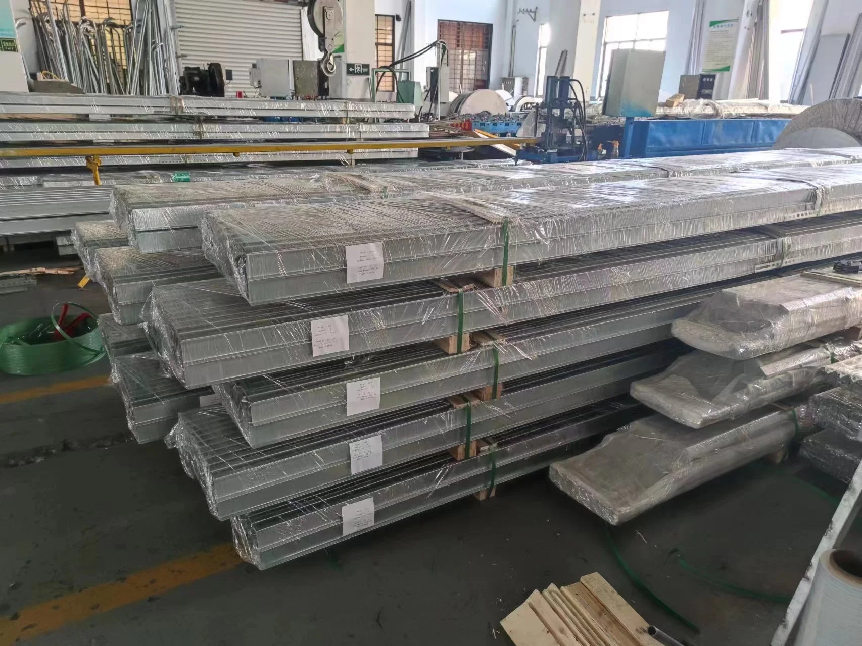 Curved Garage Door Tracks and Brackets  Hot-dipped Galvanized Steel Garage Door Hardware Box