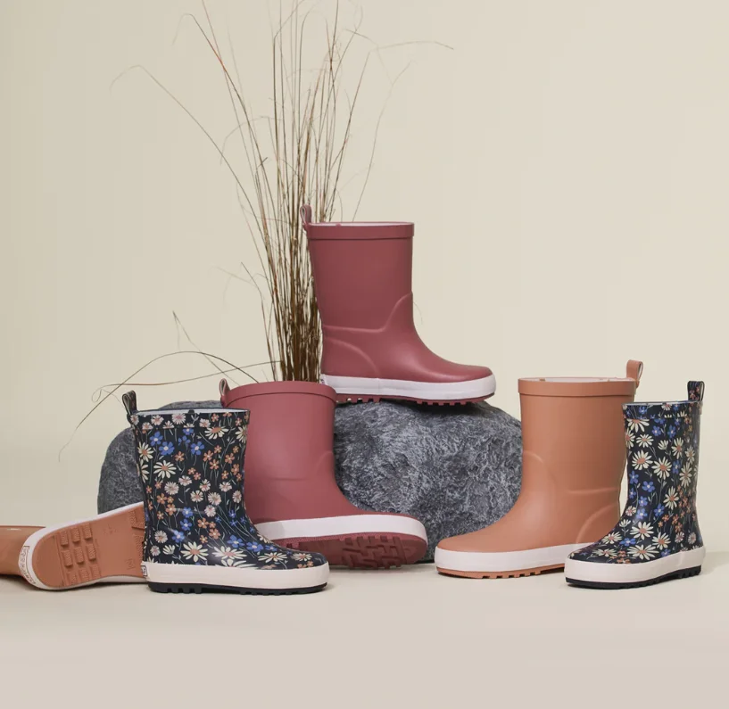 Wholesale Trendy Unisex Kids Rainboots Fashionable Cute Rain Shoes with Custom Design for Summer Winter Autumn PVC & EVA Insole