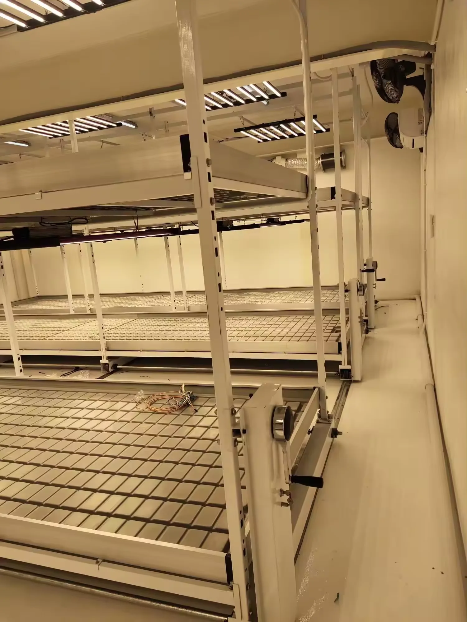 4x8ft Plastic Grow Tables Skyplant Greenhouse 4x8ft Plastic Grow Tables  Rolling Bench for Leafy Vegetable Flower