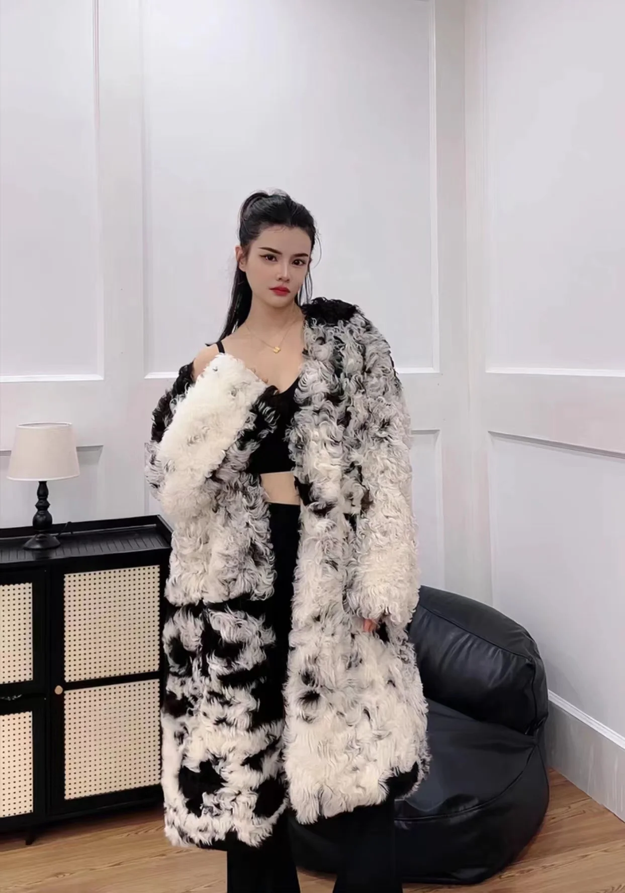 2024 High quality   women  lamb  fur  coat   Winter  warmer  sheepskin lamb  fur  overcoat