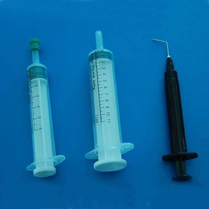 Special dental syringe with cap or with bent dental needle tip
