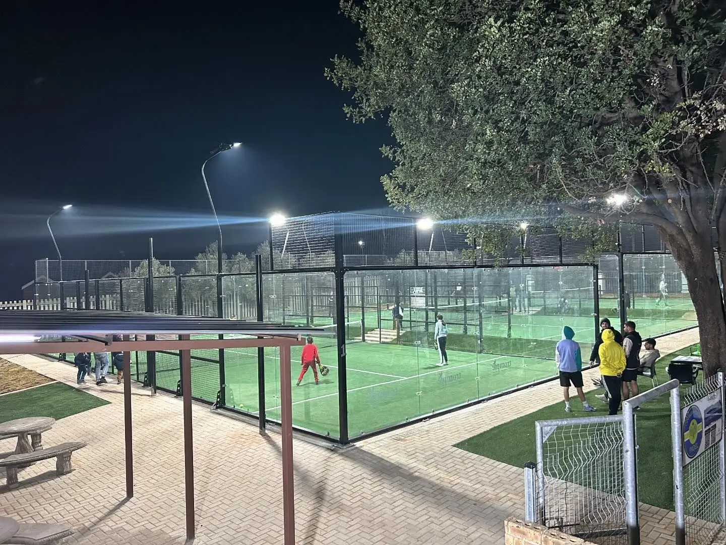 Mobile Panoramic plate padel tennis court Floating plate padelboll tennis court with electric tent Suspended plate tennis court