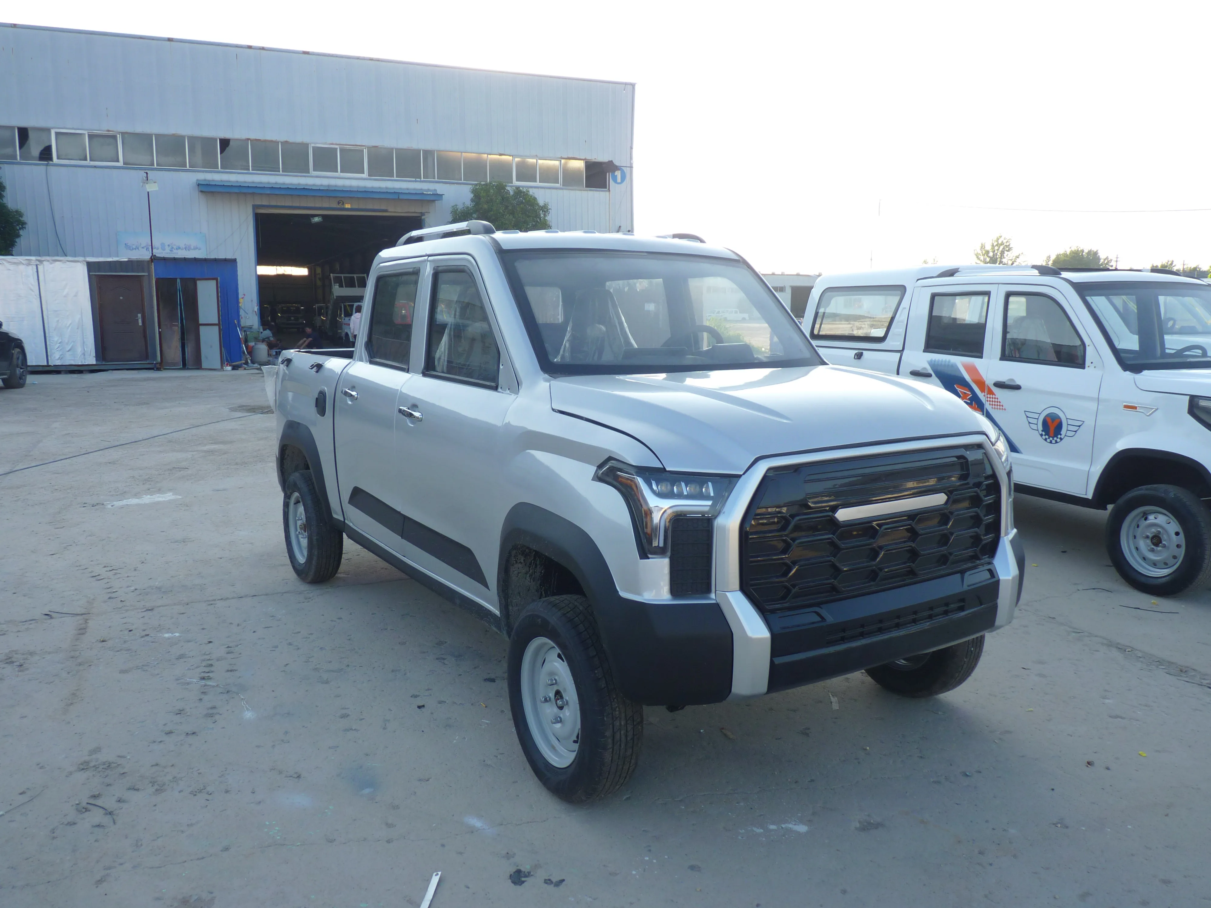 Electric car New Electric pickup Car electric truck 4x4 Electric Utility Vehicle with Cargo Box pickup truck