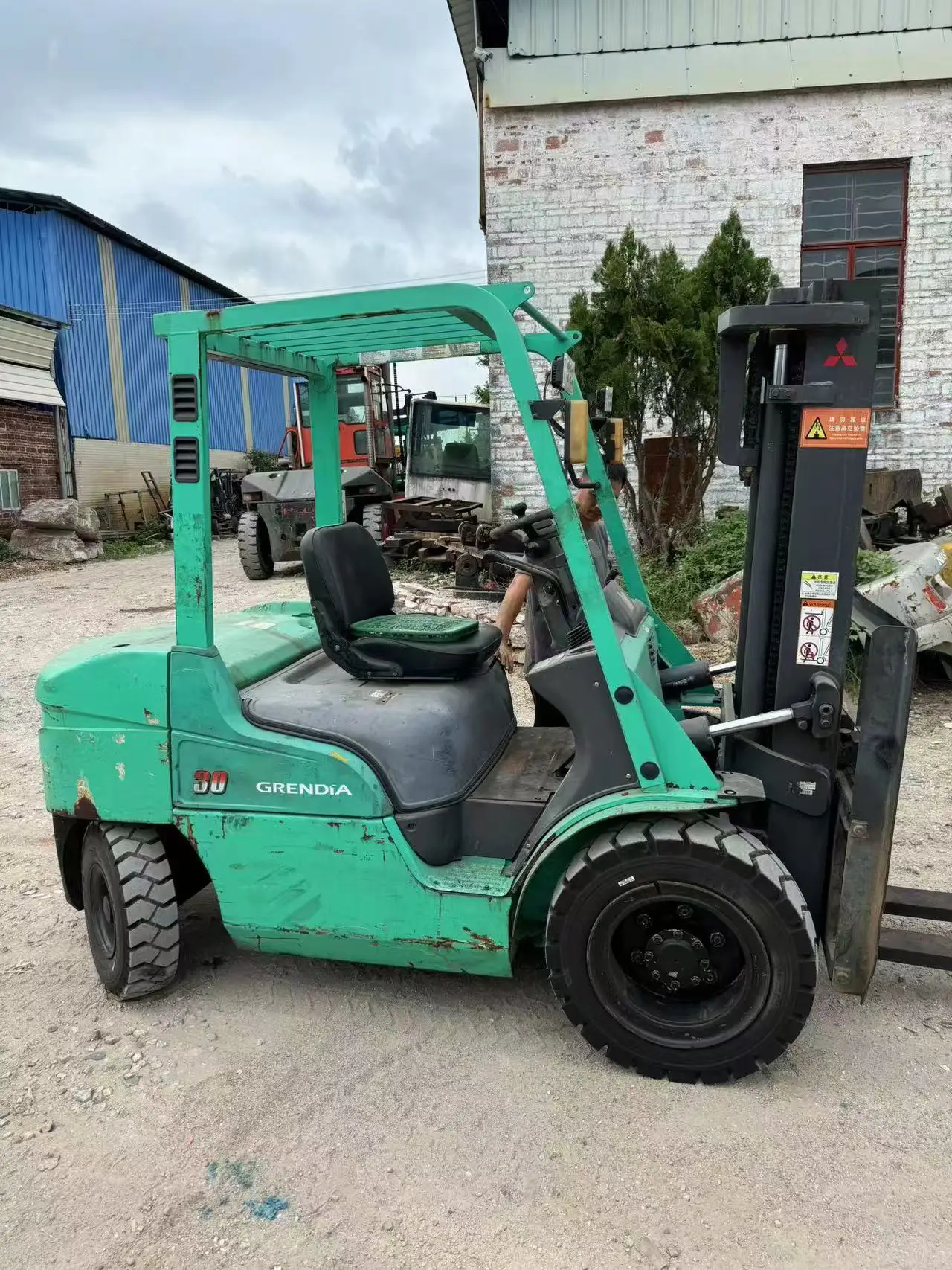 USED good price Forklift Mitsubishi FD30NT 3-ton Robust Efficient Stable Maneuverable Precision Warehouse Logistics