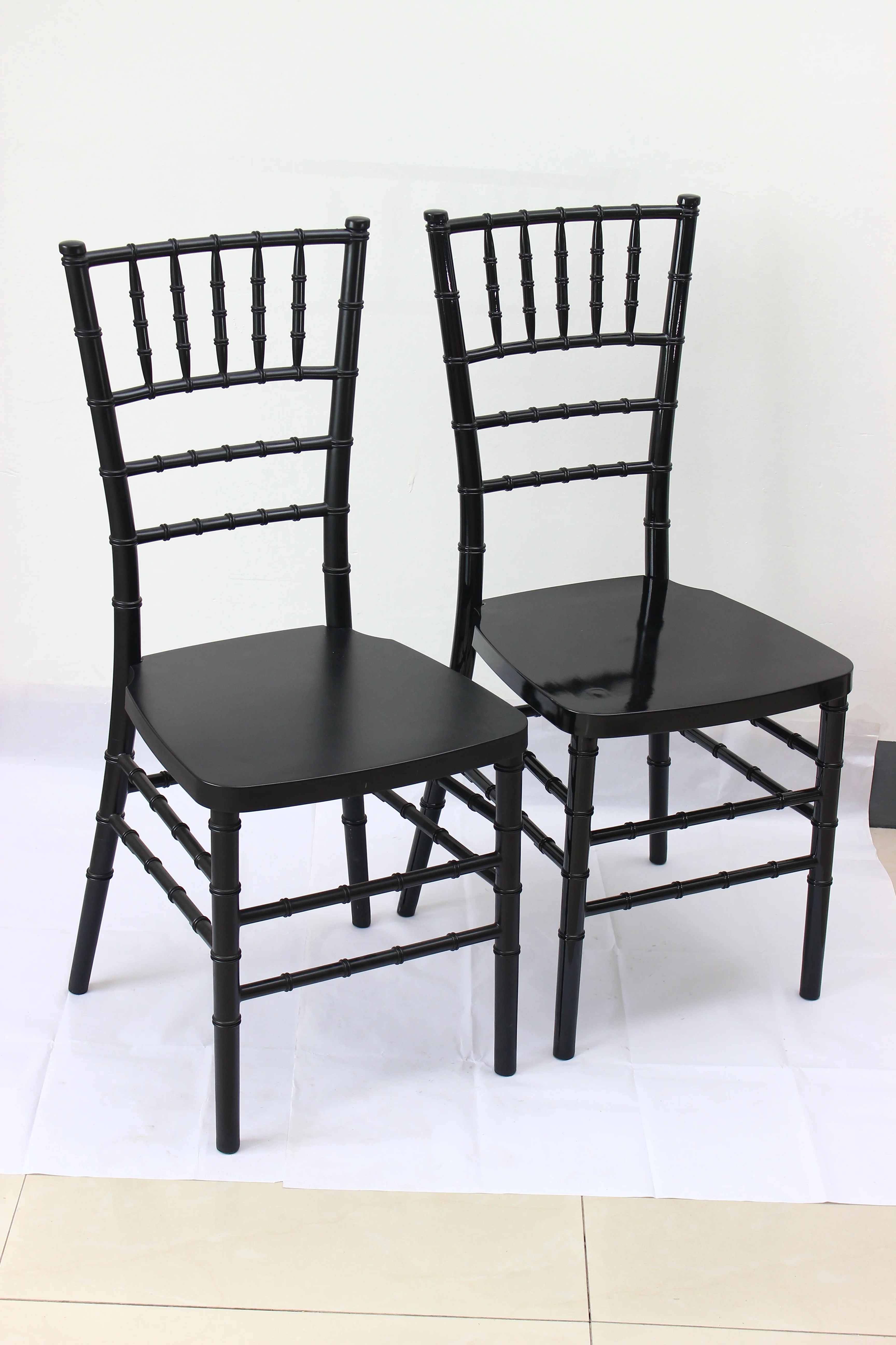 Металлического цвета 17 лет завод пластиковые chiavari стул смолы с подушкой и чехлами для вечеринки