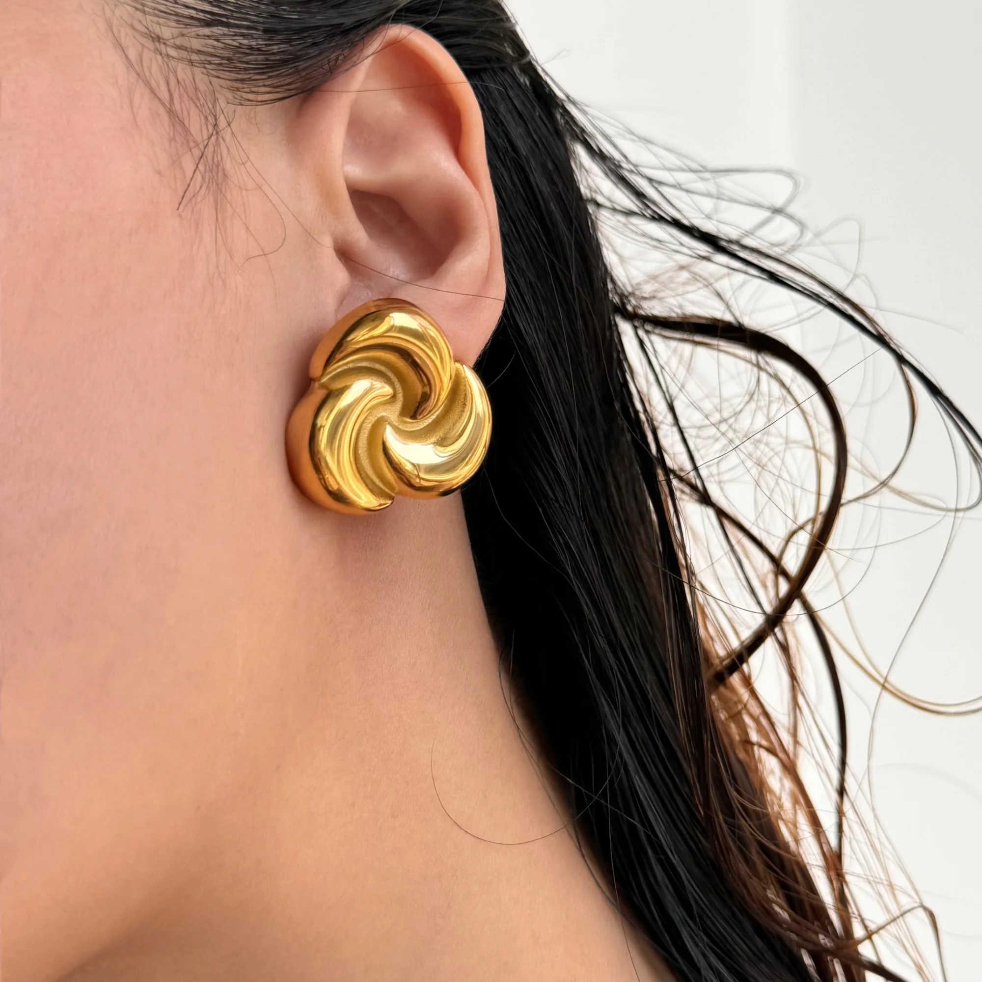 Dazan New INS Winter 18k Pvd Gold Plated Stainless Steel Vintage Eternal Flower Twist Dancer Earrings Elegant Lady Jewelry