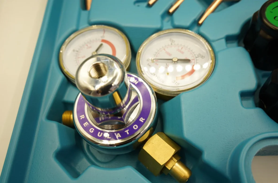 China Manufacturing Portable Welding Cutting Torch Kit with Oxygen Acetylene Regulators