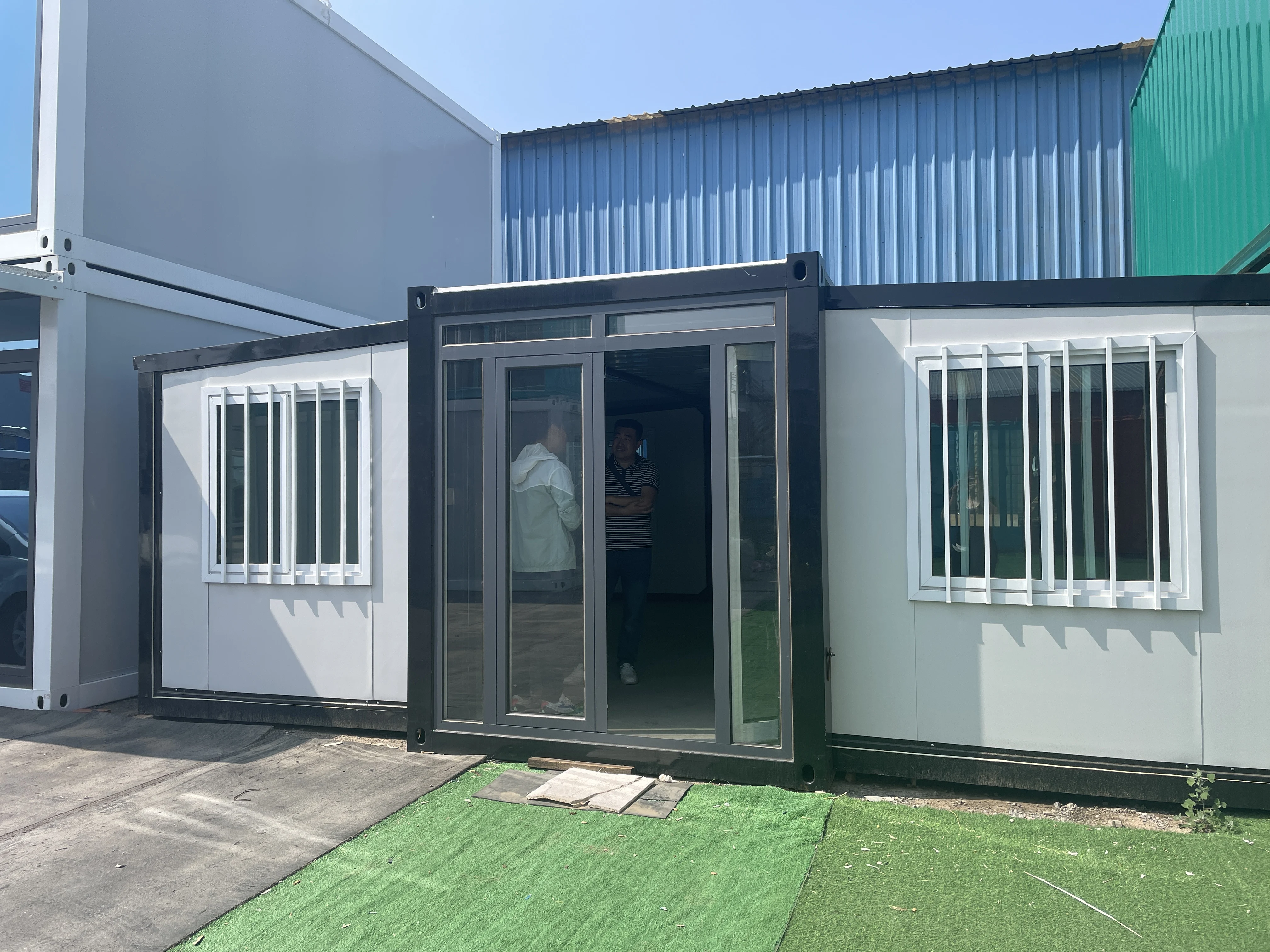China Low-Priced Prefabricated Housing Construction Site Office Flat Packaging Container Integrated Housing