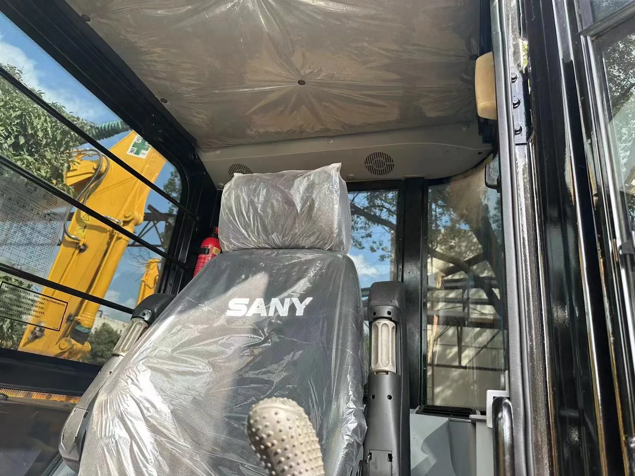 SANYS COMPACT POWERHOUSE SY75C 7.35TON EXCAVATOR WITH 11.5 RPM SWIFT ROTATION AND 0.3 CUBIC METER EFFICIENCY