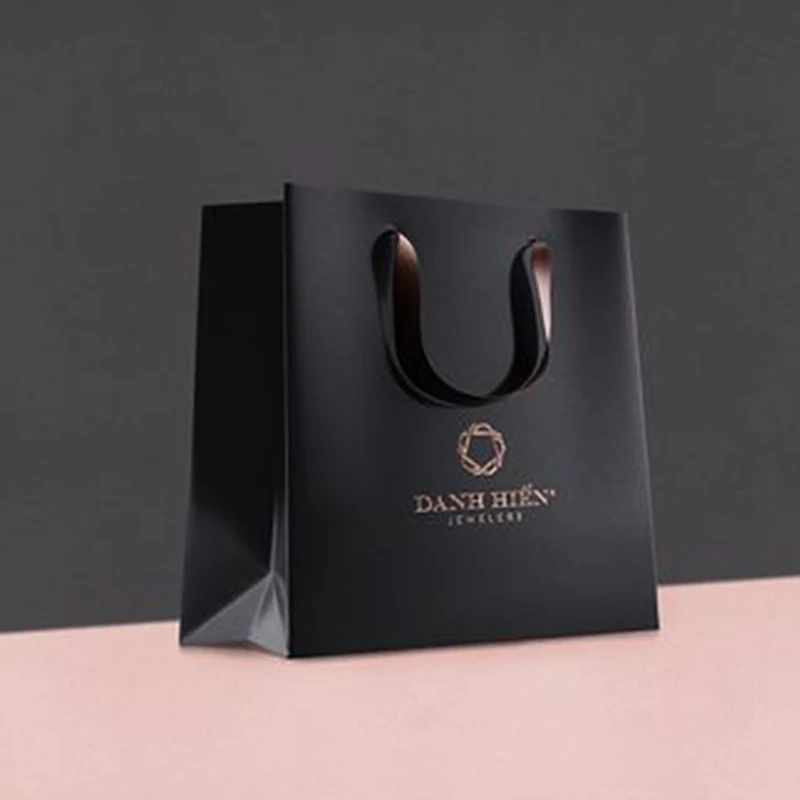 Customized New Branded Logo Luxury Black Paper Apparel Packaging Gift Shopping Bag Paperbag