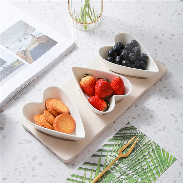 Hot selling modern unique design white heart shape ceramic serving dishes with wooden tray