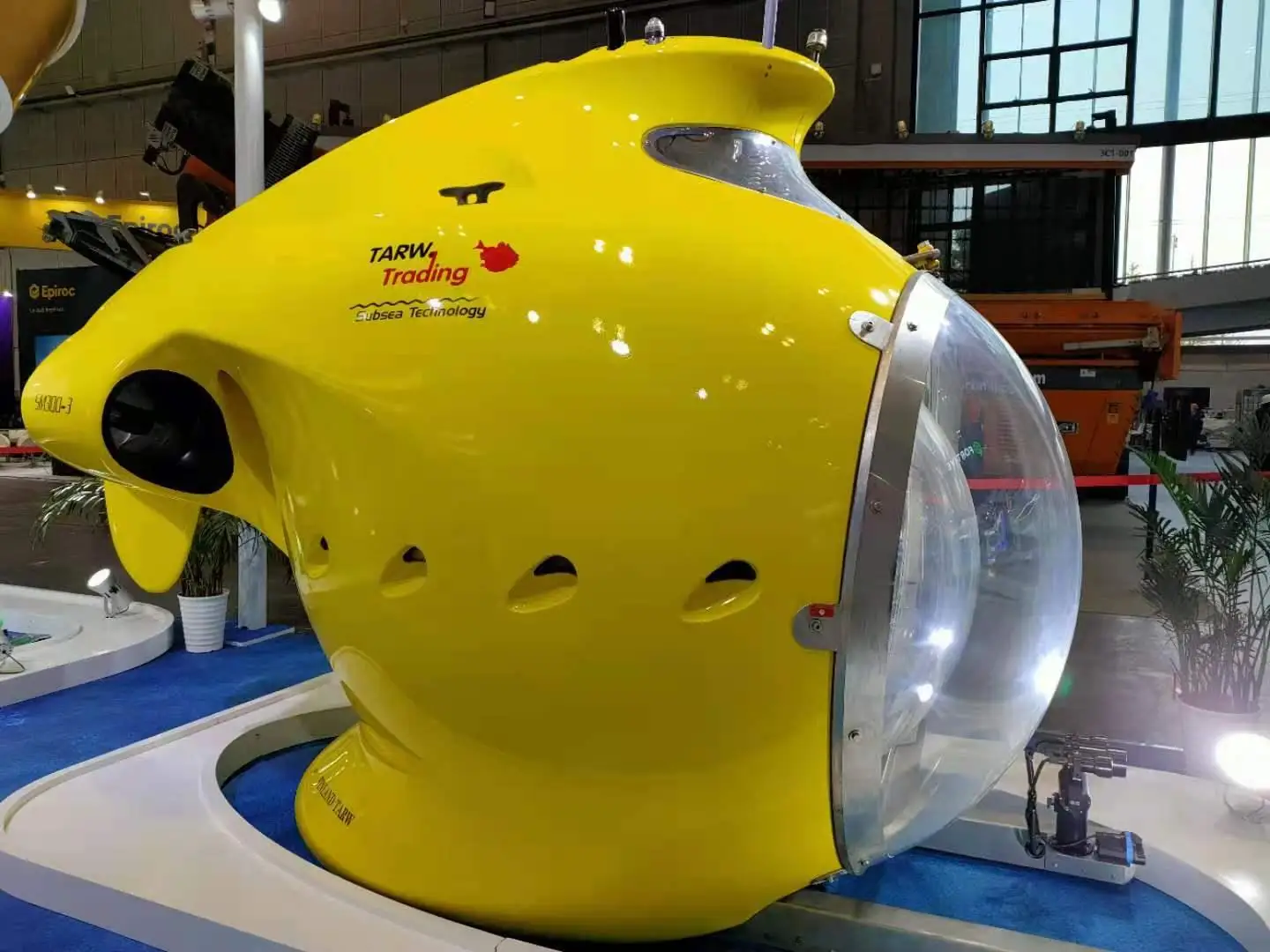 Deep sea tourism, sightseeing and exploration underwater submarine
