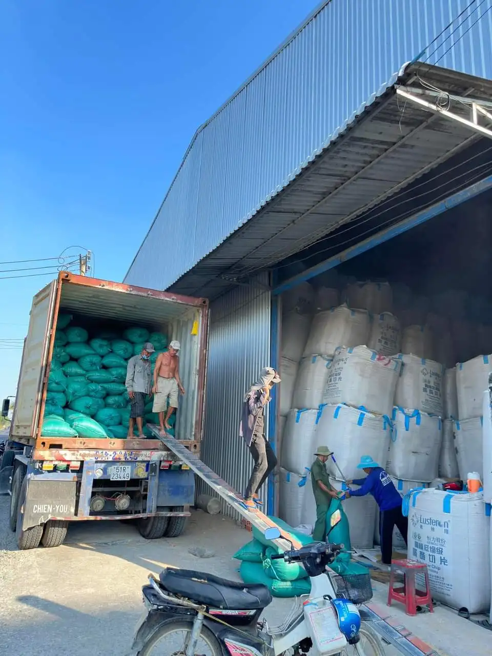 wholesale Rice st25 Vietnamese rice Max Dried- Soft White Color Origin Type Fresh Grain Vietnamese long grain  rice