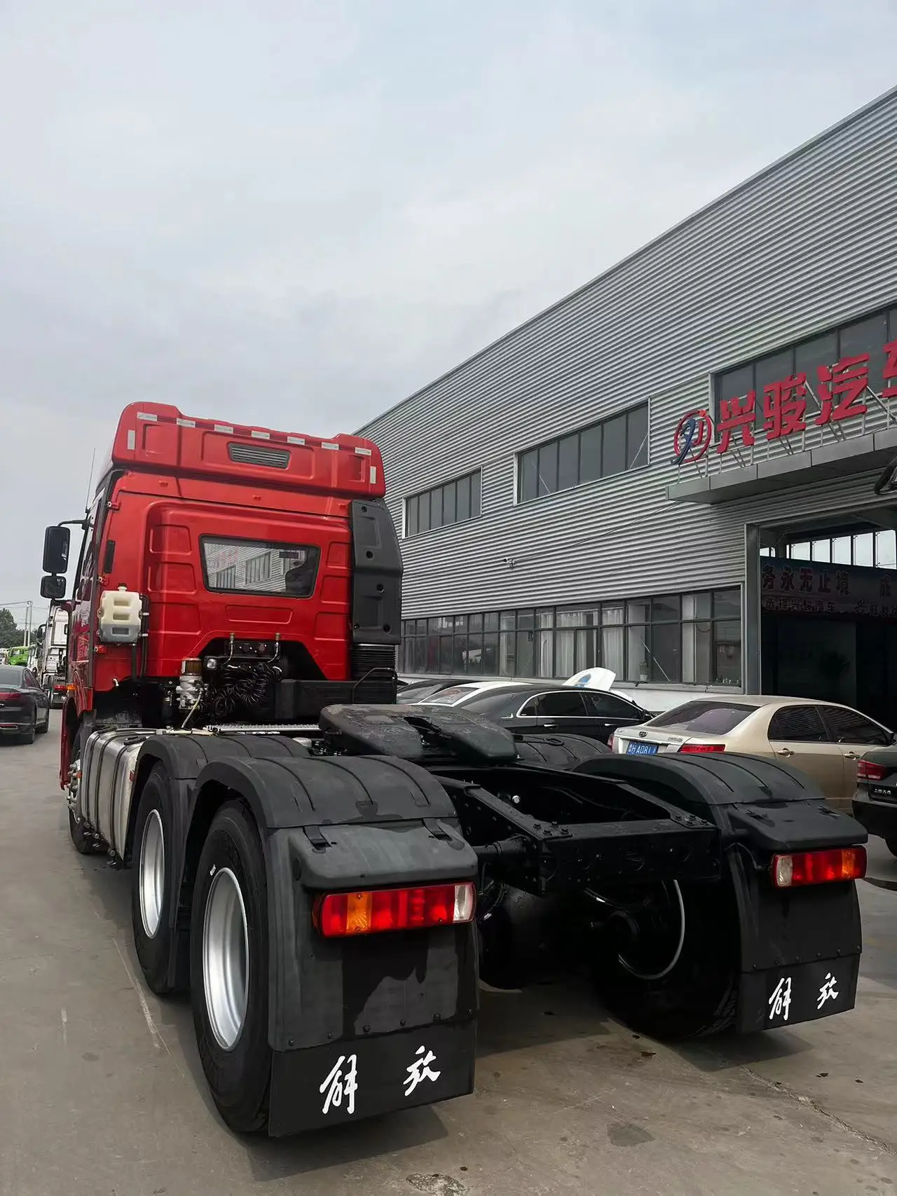 Подержанный трактор для продажи 6*4 420 л.с. J6p Faw Jiefang грузовик тягач подходит различных грузовых многоцелевых грузовиков
