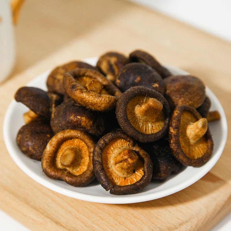 Low fat salty munchies low temperature vacuum fried shiitake chips dried mushroom snacks crisps