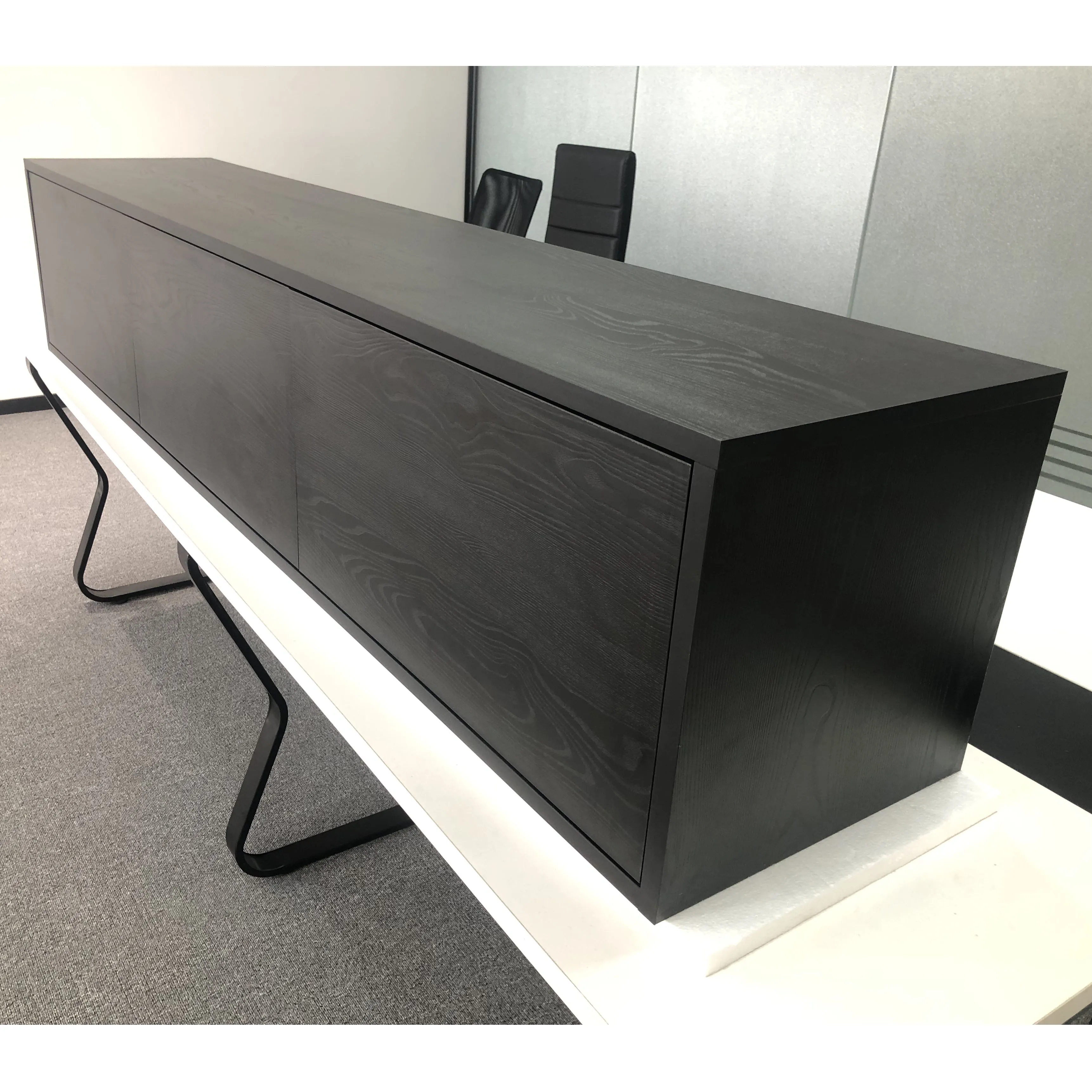 Modern Living Room Furniture Black Oak Veneer Wooden TV Cabinet with 3 Doors Wall Mounting Storage Cabinet