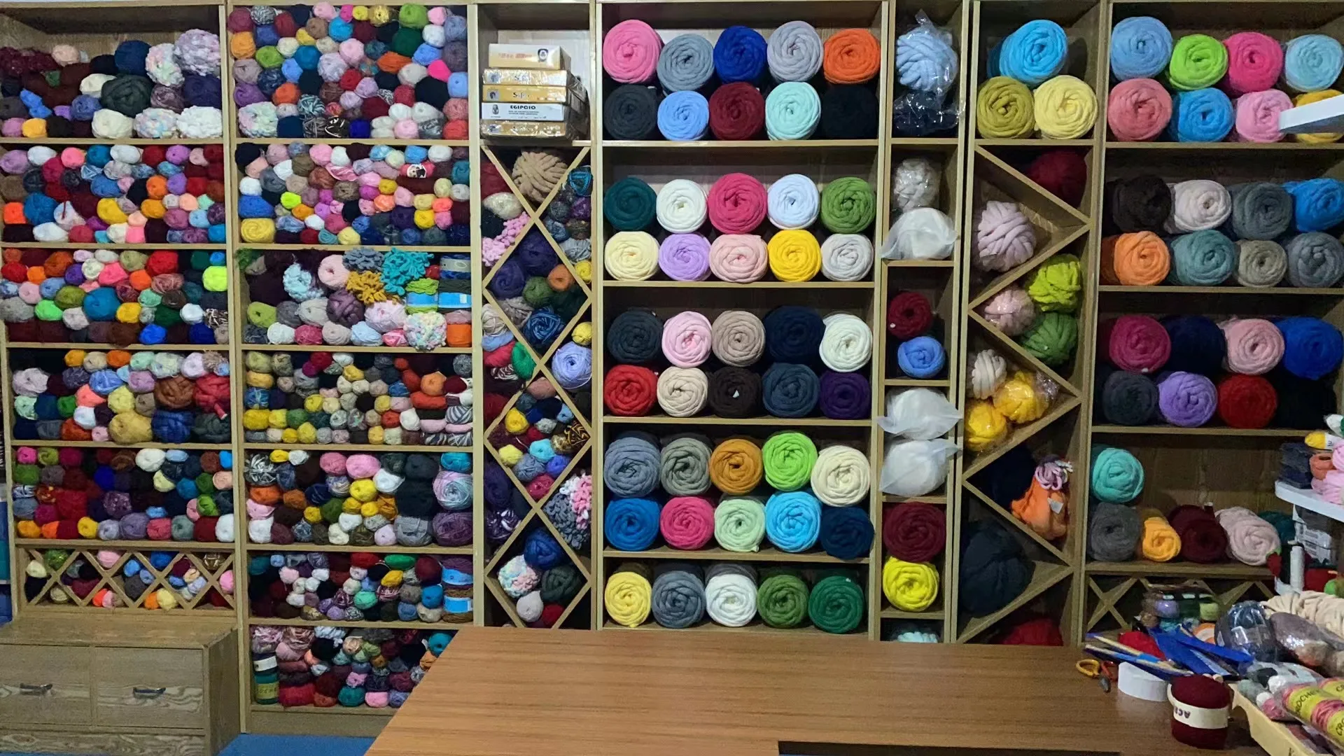 Heny Soft Polyester Hand Knitting Yarn Super  Bulky Woven  Yarn for Crochet fancy yarn for knitting