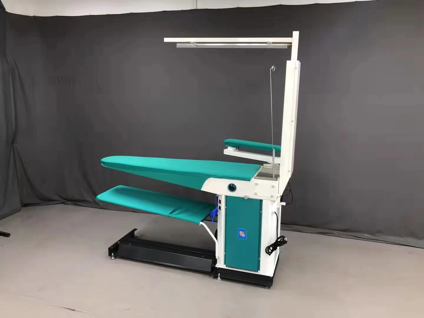 Hot Factory Selling Price Laundry Business Industrial Laundry Luxury Ironing Table With Steam Generator Machine Suction Blower