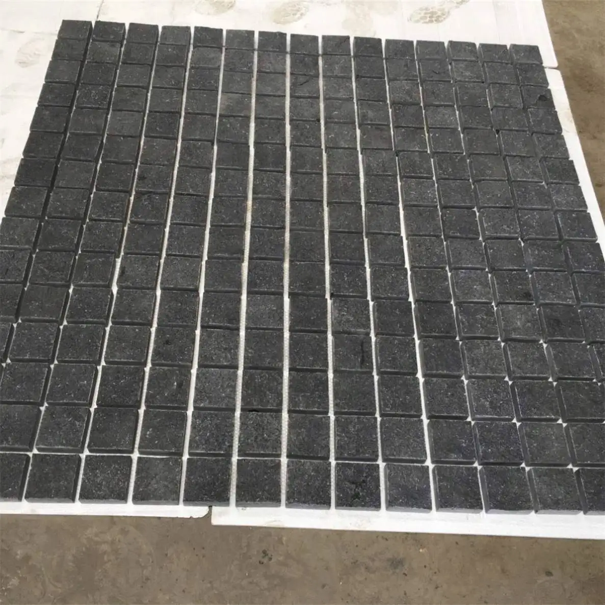 54x54cm Cobble Stone Natural Split Absolute Black Stone Pavers Outdoor Five Sides Natural Mesh Paver Suitable for Driveways