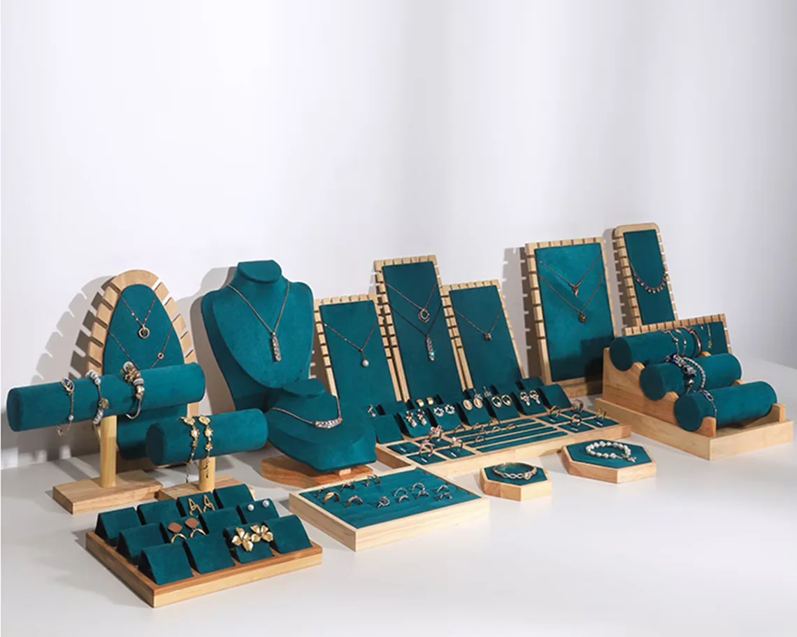 High-end Solid Wood Jewelry Displays For Store Luxury Jewelry Display Props Custom Microfiber Wooden Jewelry Stand Display Set