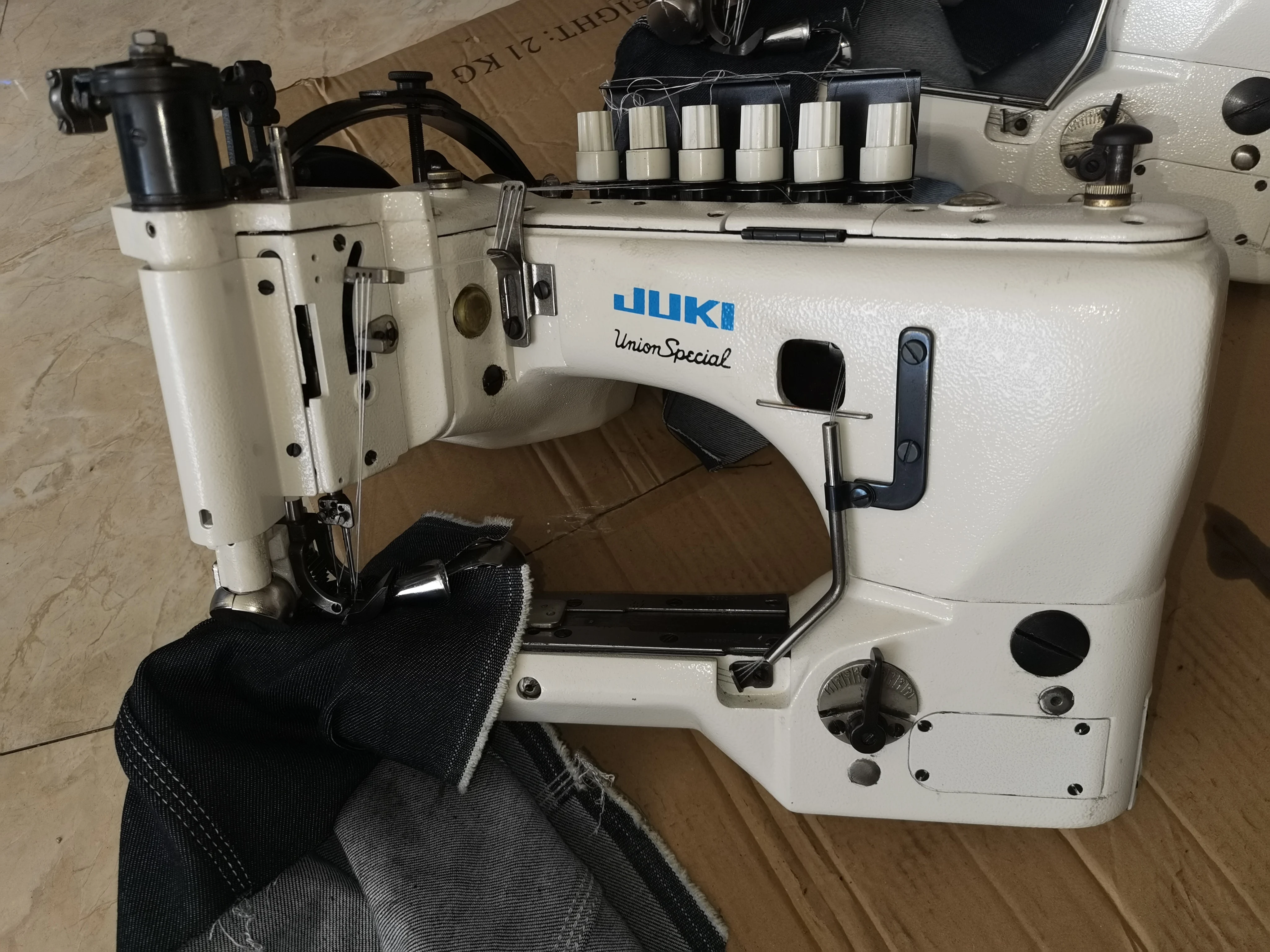 Used JUKIs 3580 3 Needles Feed off the Arm Chainstitch Machine Industrial Sewing Machine for Jeans