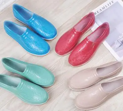 Fashionable and trendy adult cow tendon sole seasonal low cut work and low tube anti slip sole seasonal low cut work water shoes