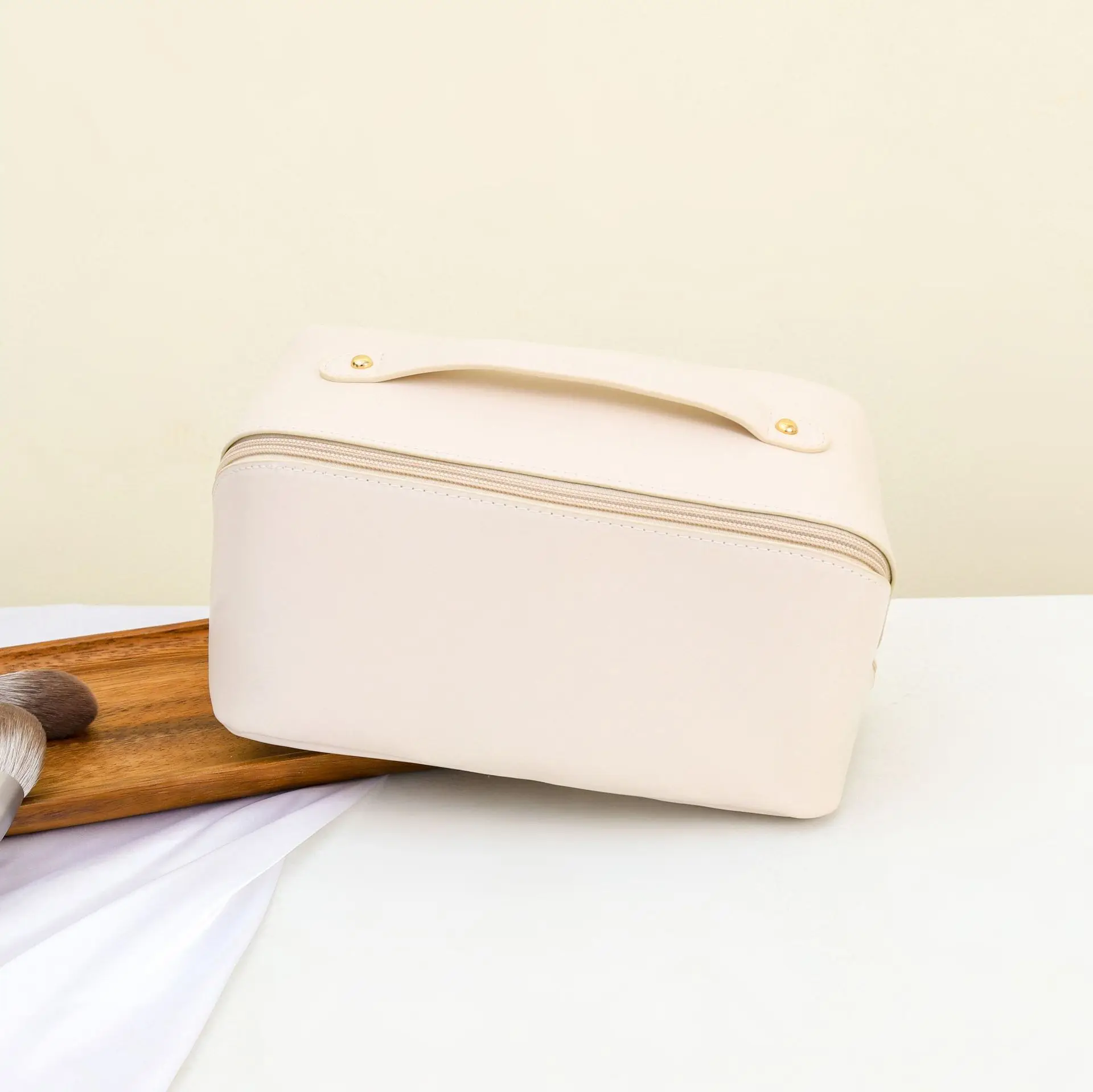 Promotion Wholesale Waterproof Travel Towel Makeup Brush Set Bag Makeup Pouch Cosmetic Bag Eco Vegan Leather Cosmetic Bag