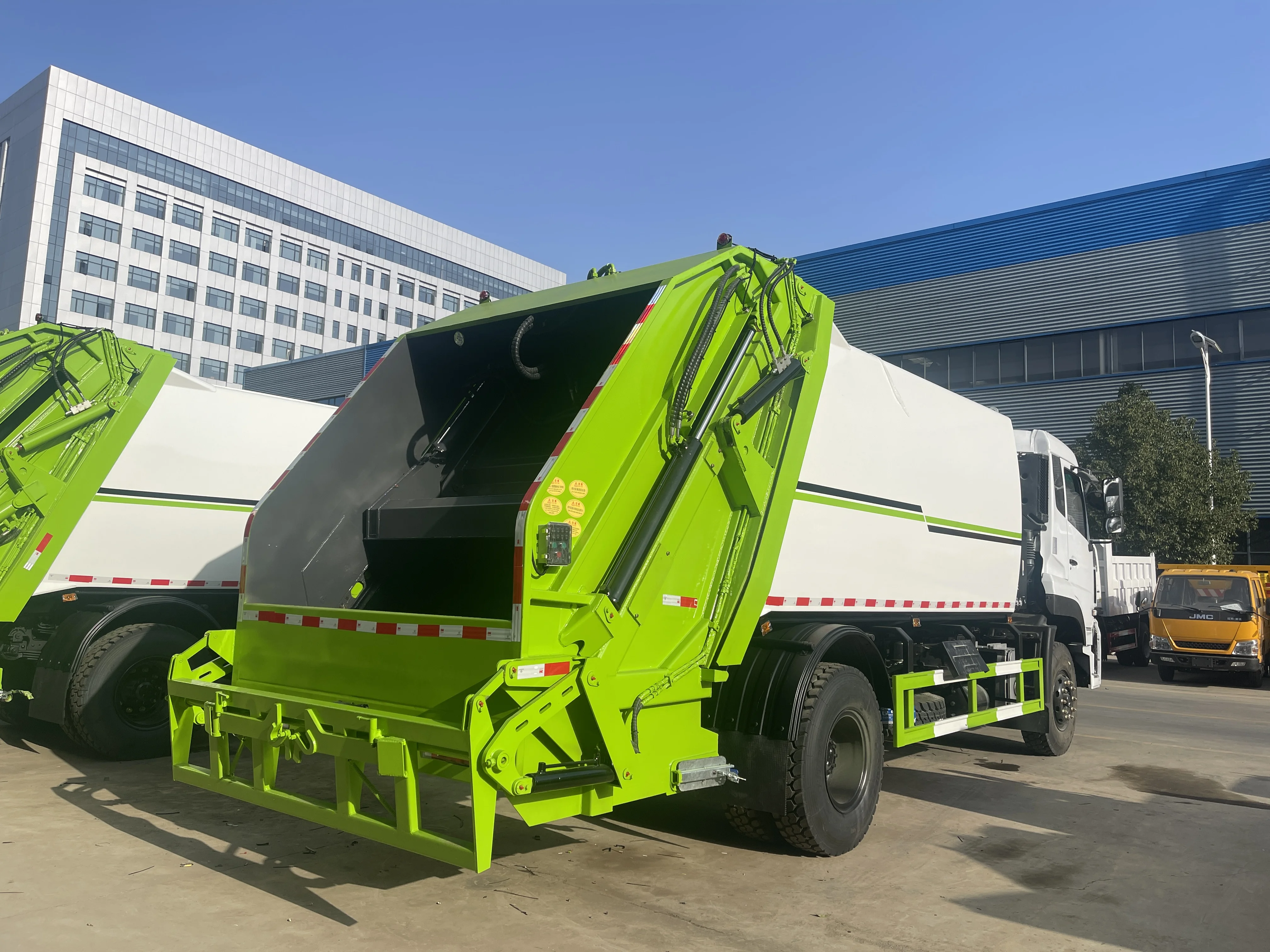 China Brand 4X2 Compressed Refuese Garbage Rubbish Transport Recycle Truck Garbage Compactor Truck