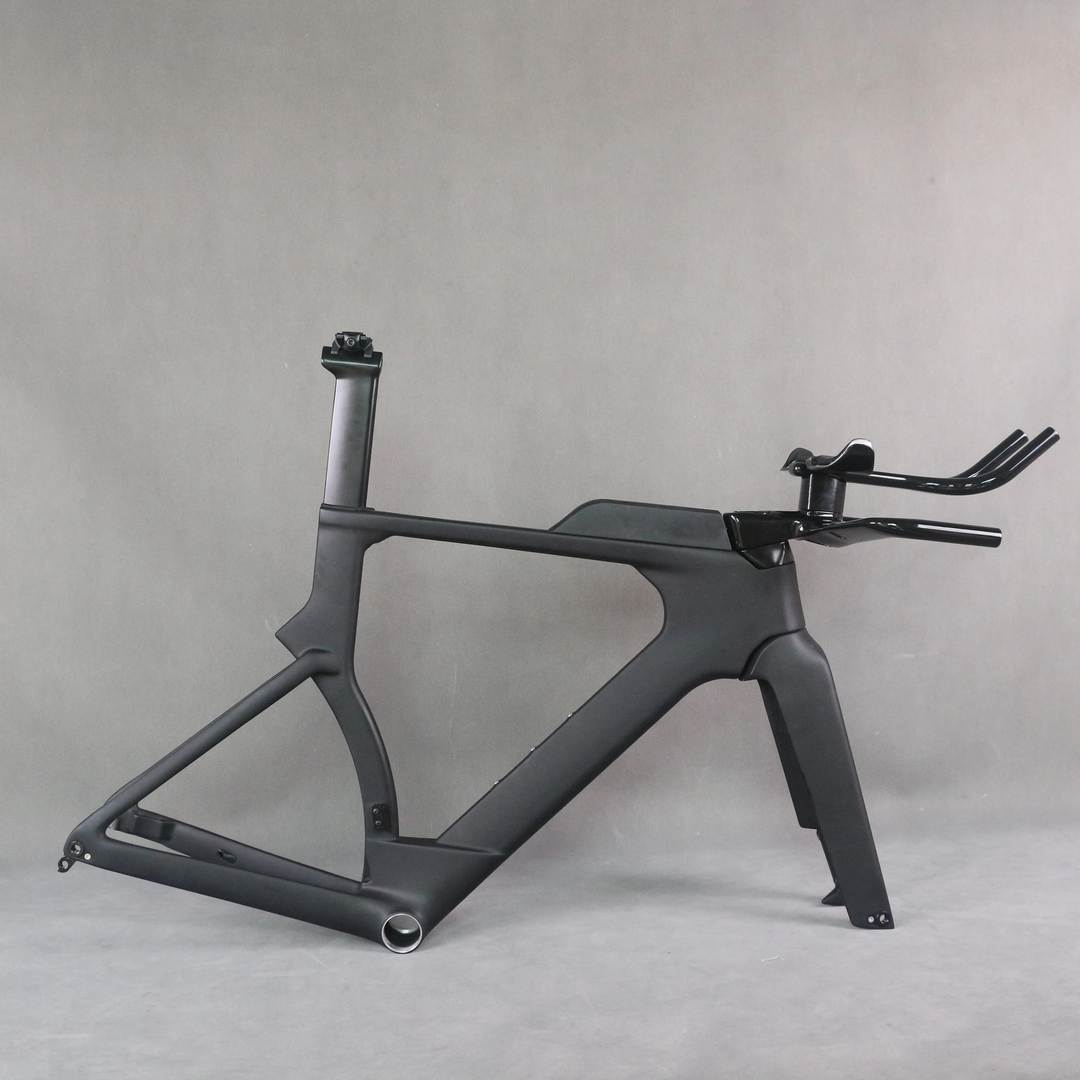 Full Carbon frame TT frame , Disc bike Time Trial Triathlon Bike T47 Thread TT Bicycle Max Tire 700X28C TT913