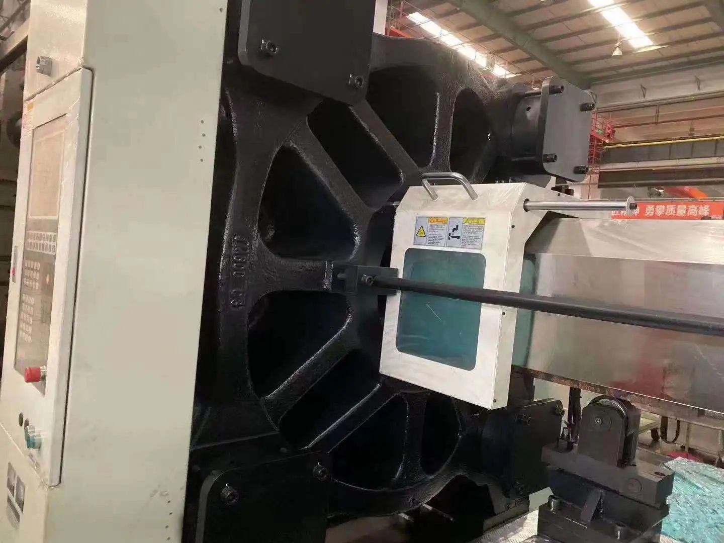 Used CHENHSONG 800TON New Type screwdriver UF electrical components plastic injection coating Injection molding machine