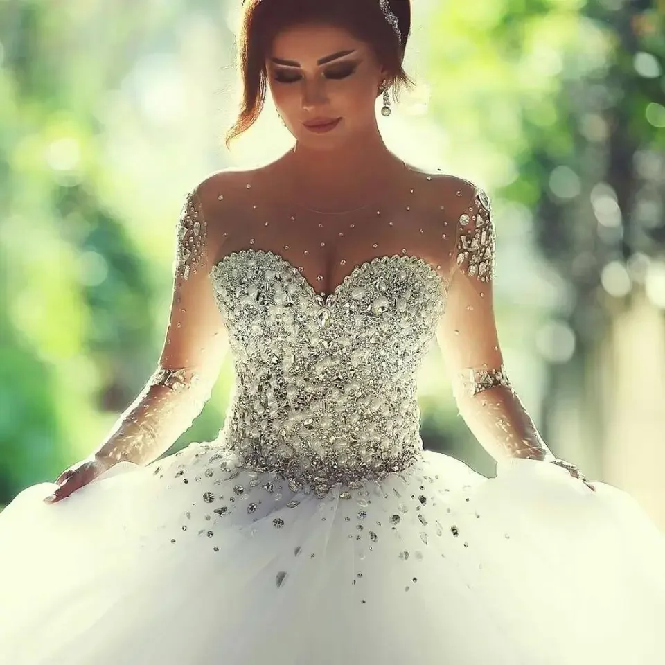 White Long Sleeve Trailing Lace up Sexy Diamond Wedding Dress Bridal Luxury Wedding Dress Women Vintage Ball Gown 100% Polyester