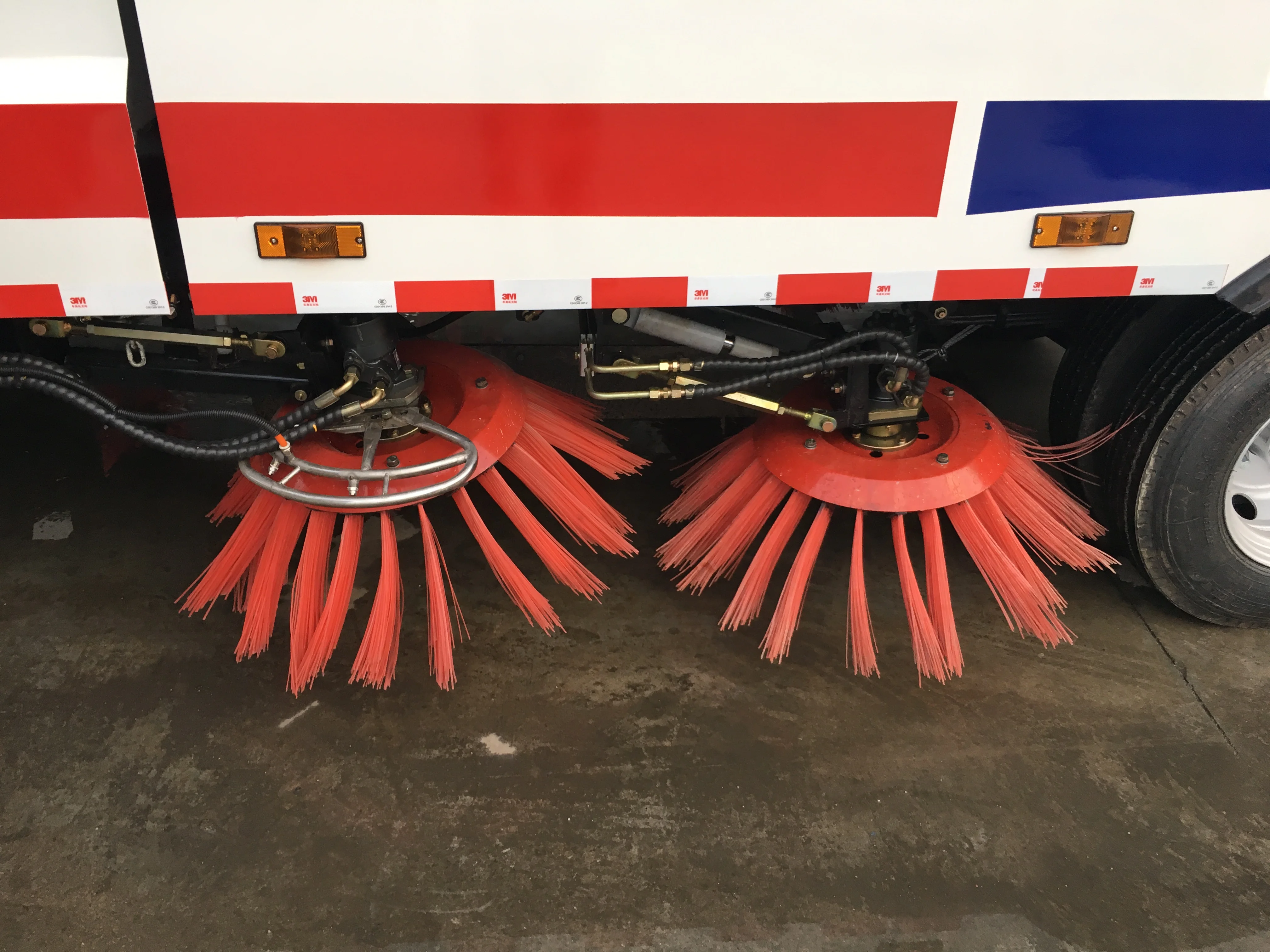 High performance Japan brand 6 wheel diesel street sweeping road sweeper truck for sale