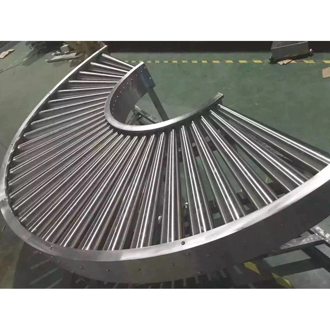 Изготовленный на заказ производитель поставляет логистическую сортировочную линию изогнутый роликовый конвейер Поворотный